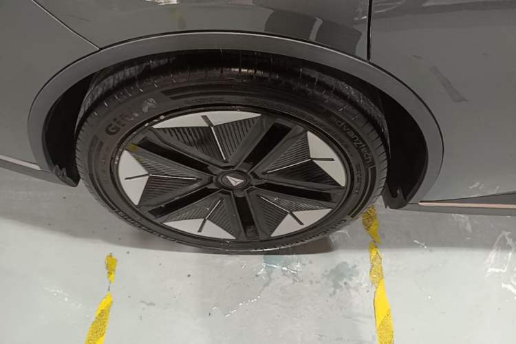 Used Deepal SL03 2022 1.5L 1200 Extended-Range Version Right Rear Wheel Hub