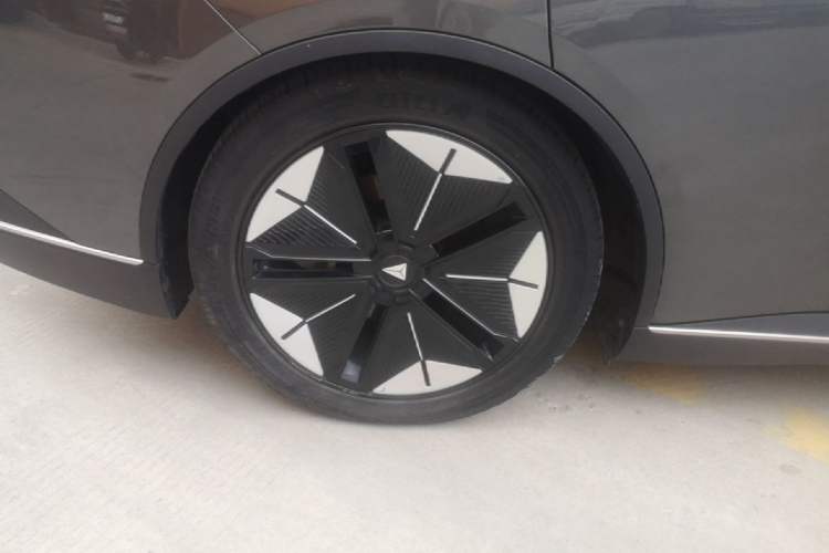 Used Deepal SL03 2022 1.5L 1200 Extended-Range Version Right Rear Wheel Hub
