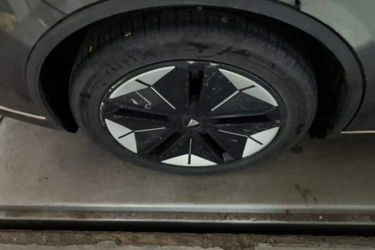Used Deepal SL03 2022 1.5L 1200 Extended-Range Version Right Rear Wheel Hub