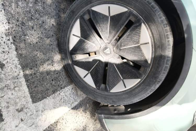 Used Deepal SL03 2022 1.5L 1200 Extended-Range Version Right Front Wheel Hub
