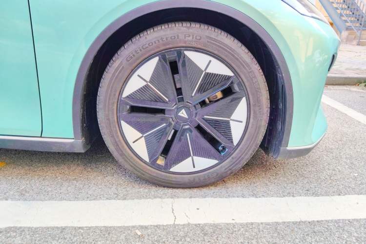 Used Deepal SL03 2022 1.5L 1200 Extended-Range Version Right Front Wheel Hub