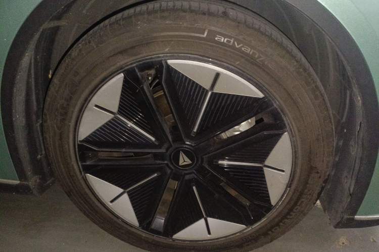 Used Deepal SL03 2022 1.5L 1200 Extended-Range Version Right Front Wheel Hub