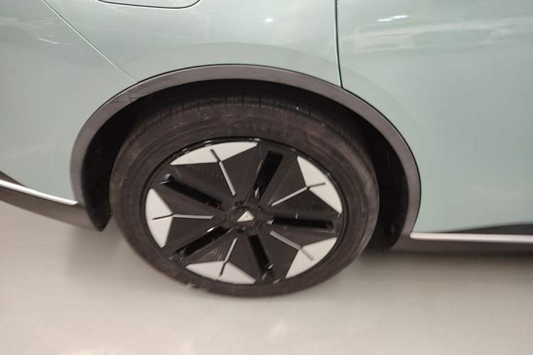 Used Deepal SL03 2022 1.5L 1200 Extended-Range Version Right Rear Wheel Hub