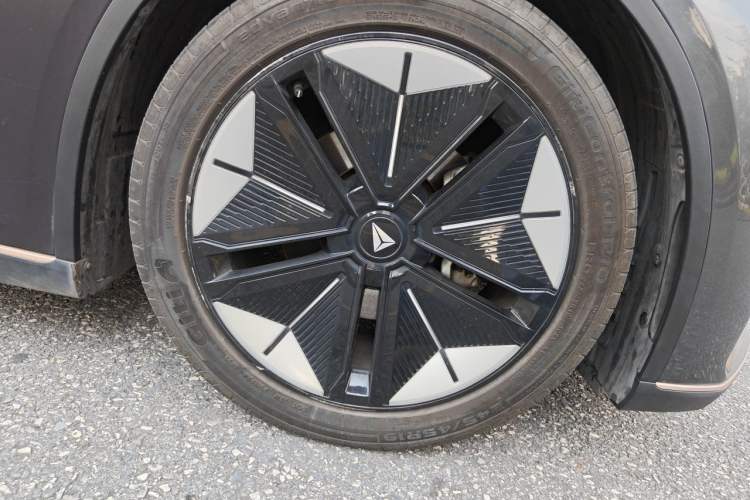 Used Deepal SL03 2022 1.5L 1200 Extended-Range Version Right Front Wheel Hub