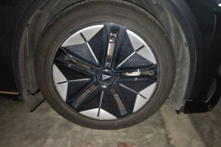 Used Deepal SL03 2022 1.5L 1200 Extended-Range Version Right Front Wheel Hub