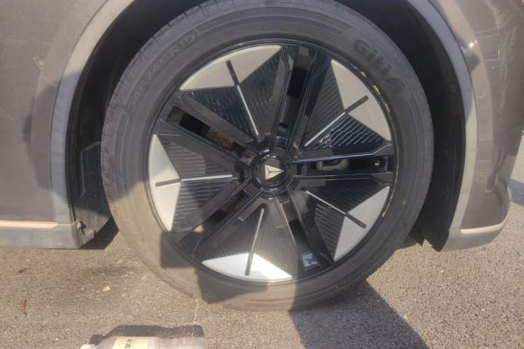 Used Deepal SL03 2022 1.5L 1200 Extended-Range Version Right Front Wheel Hub