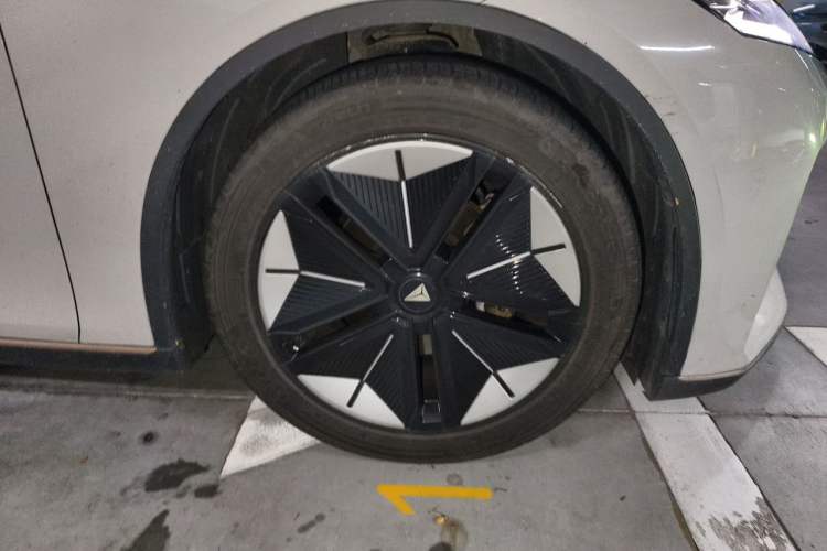 Used Deepal SL03 2022 1.5L 1200 Extended-Range Version Right Front Wheel Hub