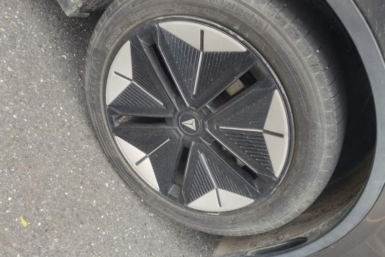 Used Deepal SL03 2022 1.5L 1200 Extended-Range Version Right Front Wheel Hub