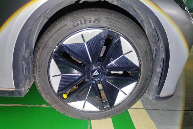 Used Deepal SL03 2022 1.5L 1200 Extended-Range Version Right Front Wheel Hub