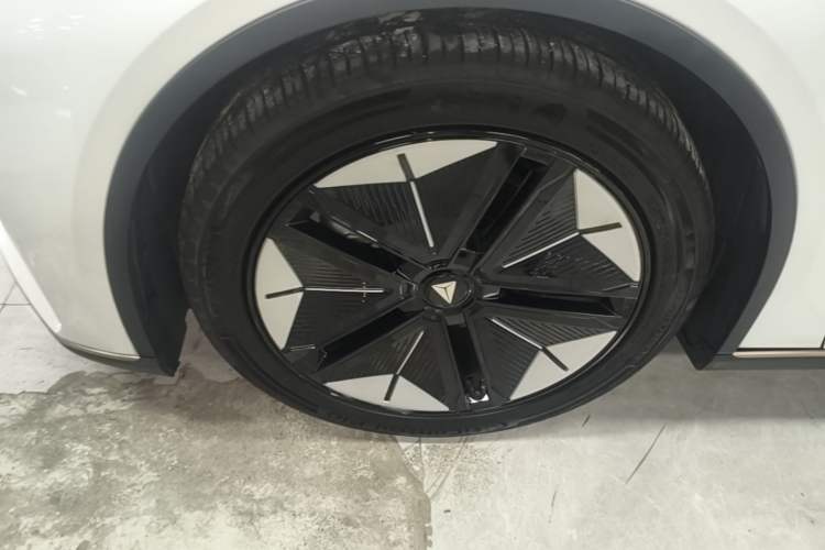 Used Deepal SL03 2022 1.5L 1200 Extended-Range Version Left Front Wheel Hub