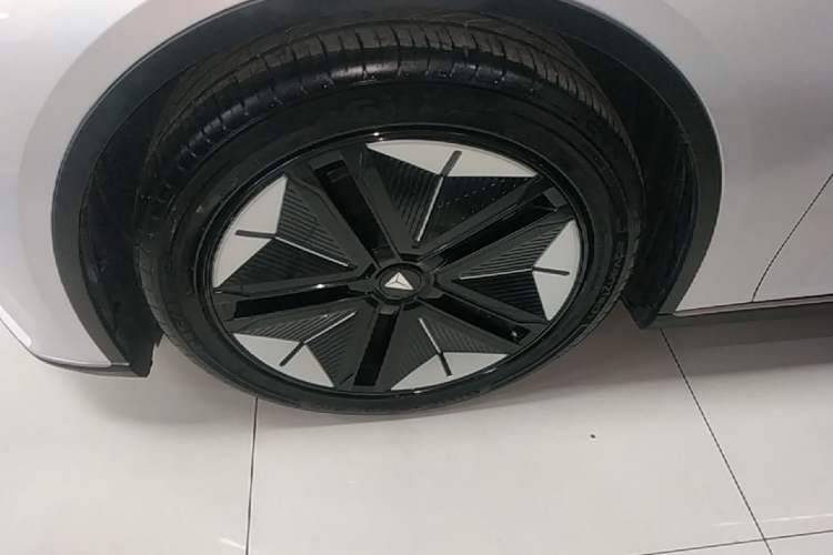 Used Deepal SL03 2022 515 Pure Electric Version Left Front Wheel Hub