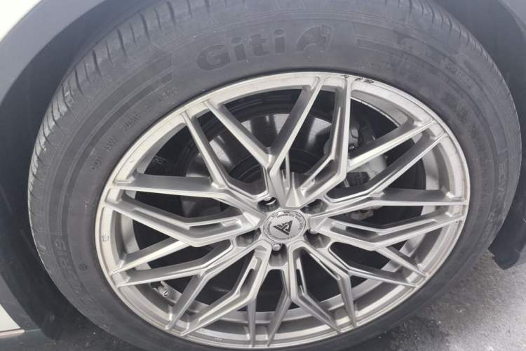 Used Deepal SL03 2022 1.5L 1200 Extended-Range Version Right Front Wheel Hub
