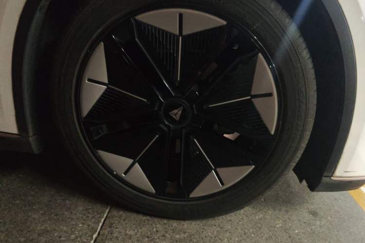 Used Deepal SL03 2022 1.5L 1200 Extended-Range Version Right Front Wheel Hub