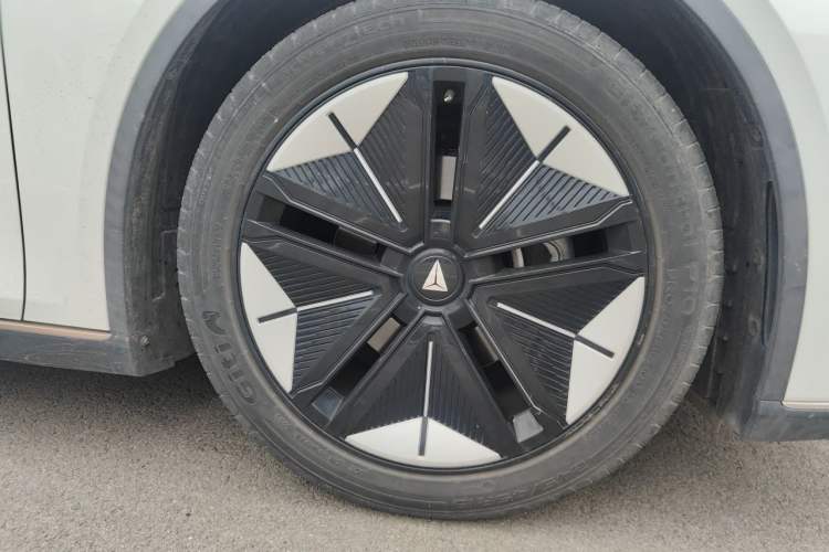 Used Deepal SL03 2022 1.5L 1200 Extended-Range Version Right Front Wheel Hub