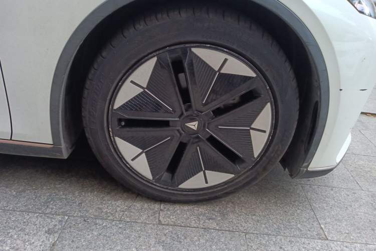 Used Deepal SL03 2022 1.5L 1200 Extended-Range Version Right Front Wheel Hub