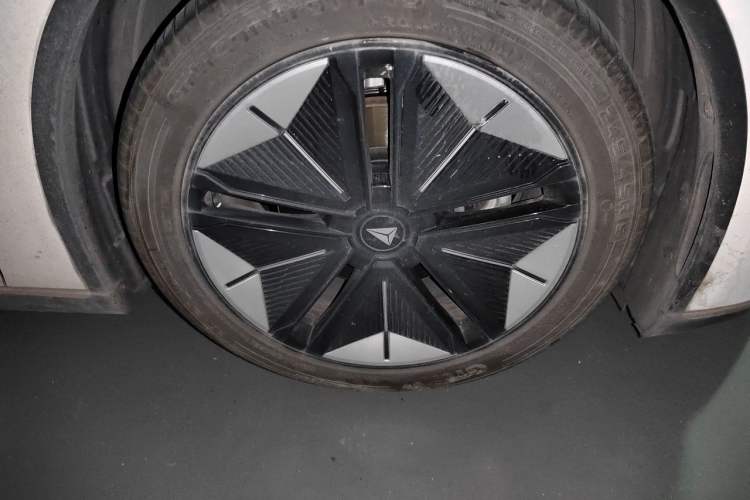 Used Deepal SL03 2022 515 Pure Electric Version Right Front Wheel Hub