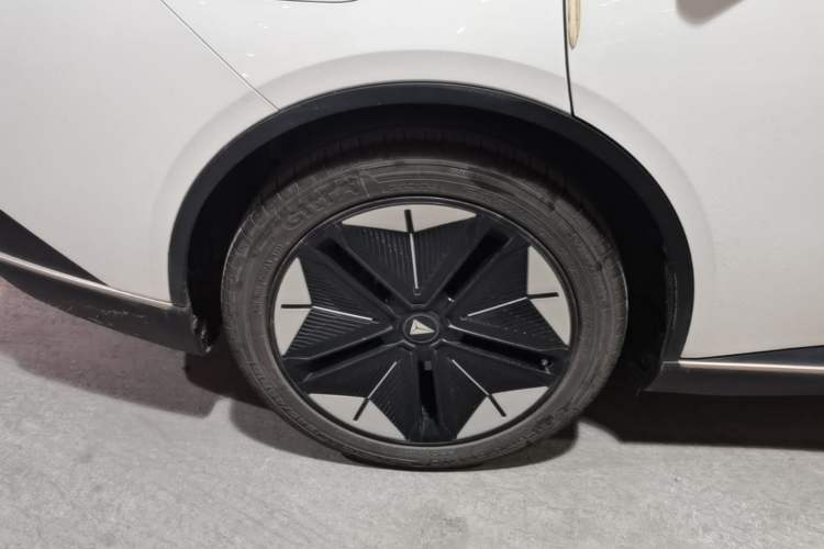 Used Deepal SL03 2022 1.5L 1200 Extended-Range Version Right Rear Wheel Hub