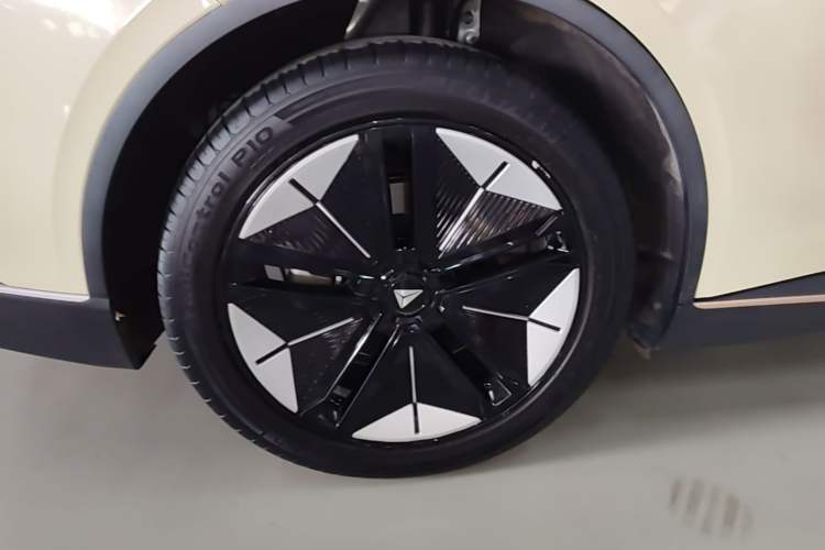 Used Deepal SL03 2022 1.5L 1200 Extended-Range Version Right Rear Wheel Hub