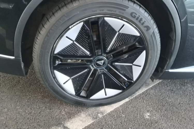Used Deepal SL03 2023 515MAX Pure Electric Version Right Rear Wheel Hub