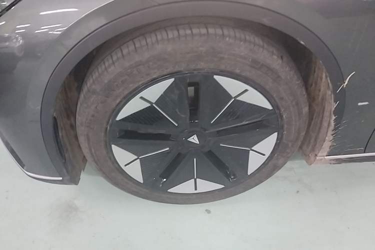 Used Deepal SL03 2023 SL03i 515MAX Pure Electric Version Left Front Wheel Hub