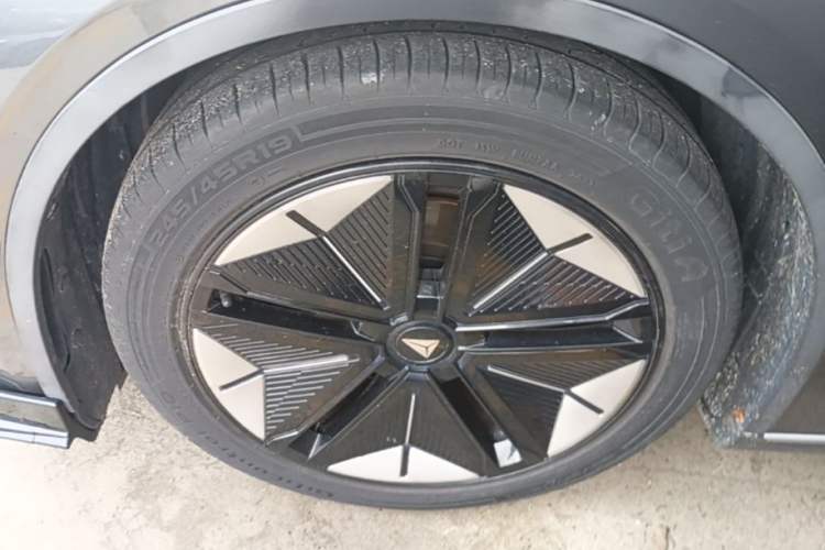 Used Deepal SL03 2023 515MAX Pure Electric Version Left Front Wheel Hub