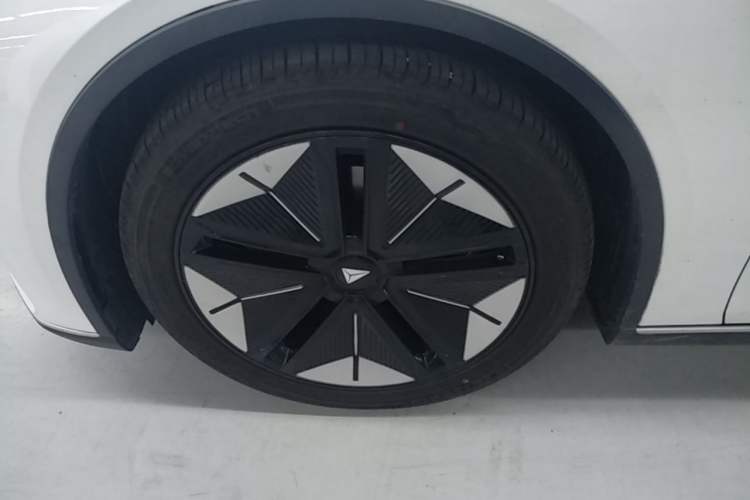 Used Deepal SL03 2023 515MAX Pure Electric Version Left Front Wheel Hub