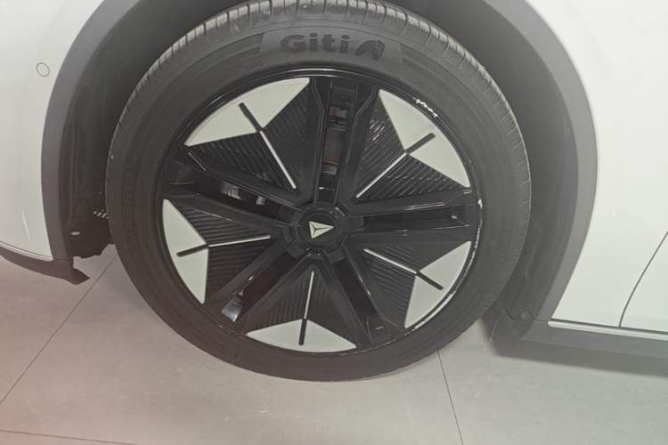 Used Deepal SL03 2023 SL03i 515MAX Pure Electric Version Left Front Wheel Hub