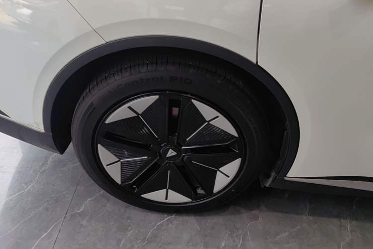 Used Deepal SL03 2023 515MAX Pure Electric Version Right Rear Wheel Hub