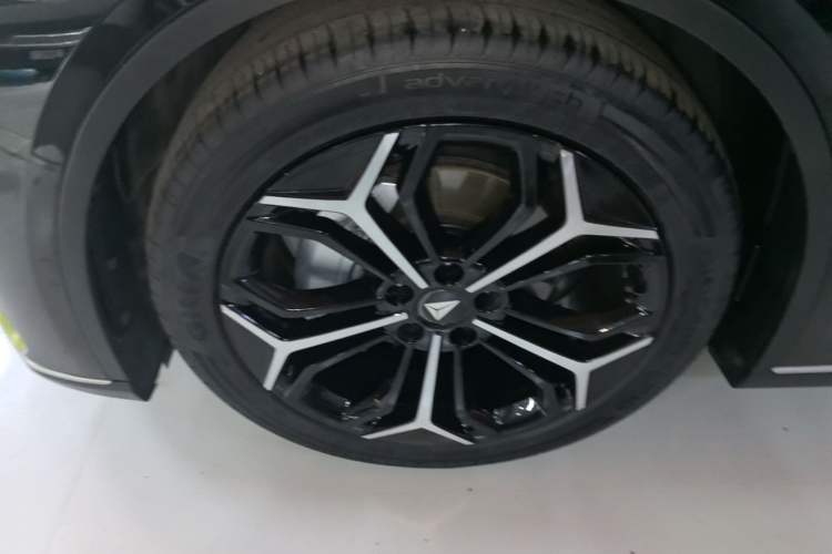 Used Deepal SL03 2024 200Max 2nd Anniversary Black Gold Knight Edition Left Front Wheel Hub