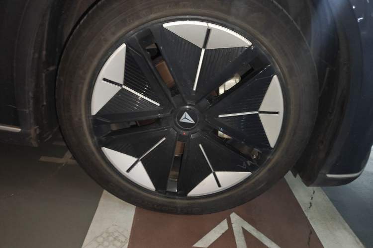 Used Deepal SL03 2024 610Max Pure Electric Version Right Front Wheel Hub