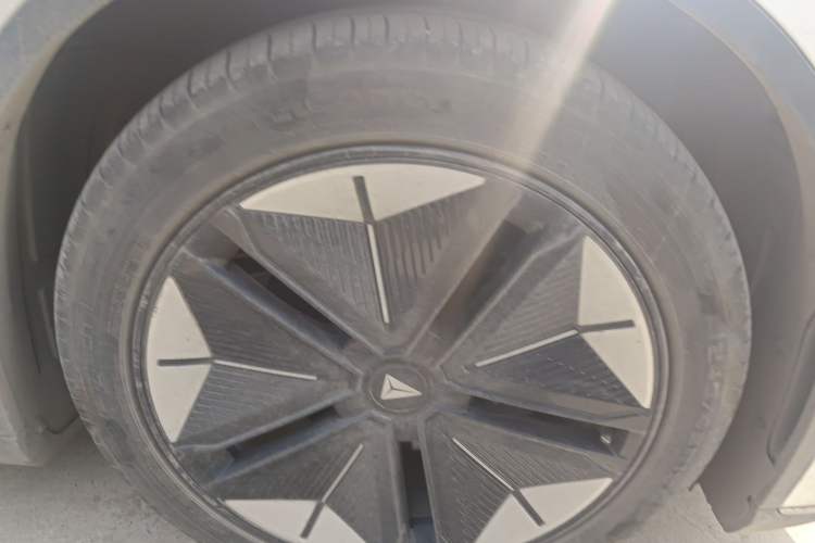 Used Deepal SL03 2024 530 Plus Pure Electric Version Right Front Wheel Hub