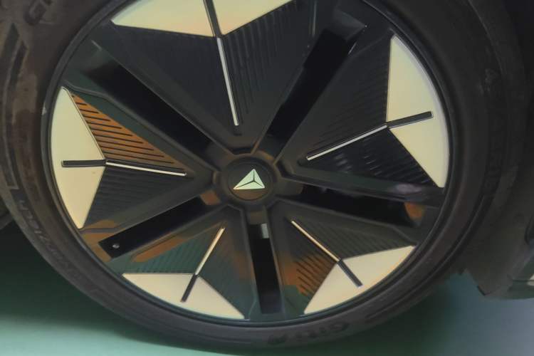 Used Deepal SL03 2024 610Max Pure Electric Version Right Front Wheel Hub