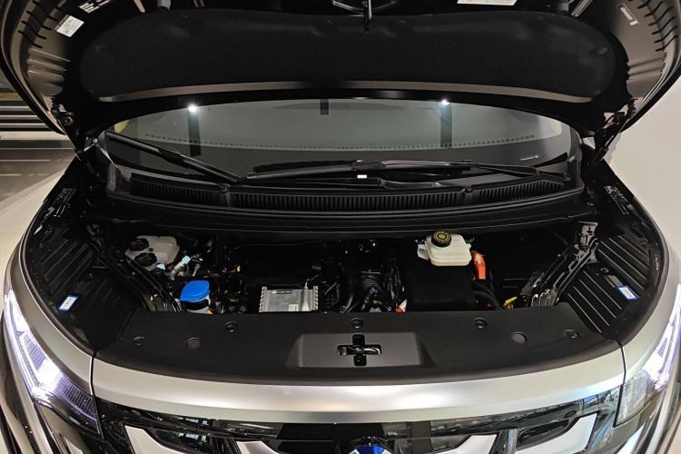 Used Denza D9 2025 DM-i Smart Drive 1020 Four-Wheel Drive Deluxe Model Engine Bay
