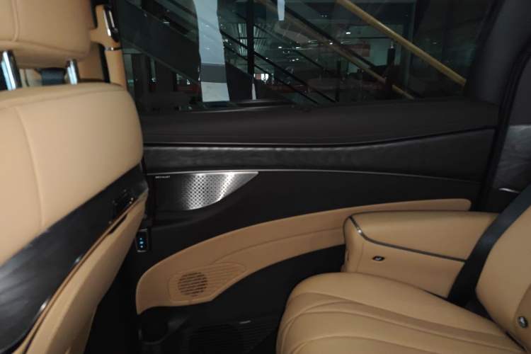 Used Denza D9 2025 DM-i Smart Drive 1020 Four-Wheel Drive Deluxe Model Interior 6