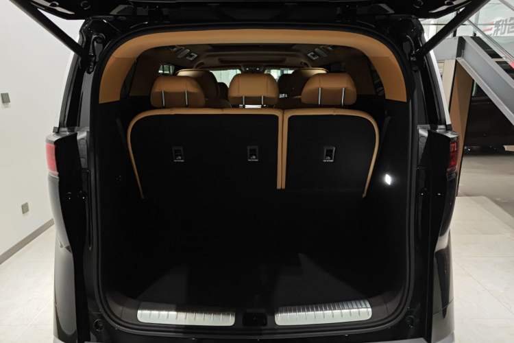 Used Denza D9 2025 DM-i Smart Drive 1020 Four-Wheel Drive Deluxe Model Trunk