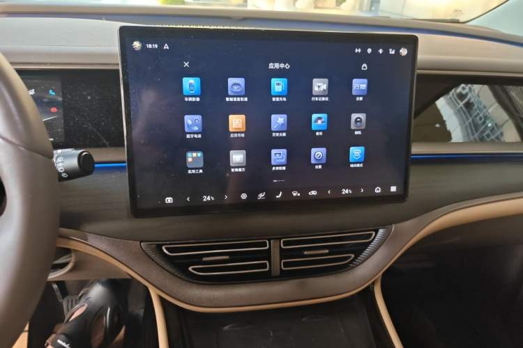 Used Denza D9 2022 EV 600 Four-Wheel Drive Flagship Model Audio And AC Panel