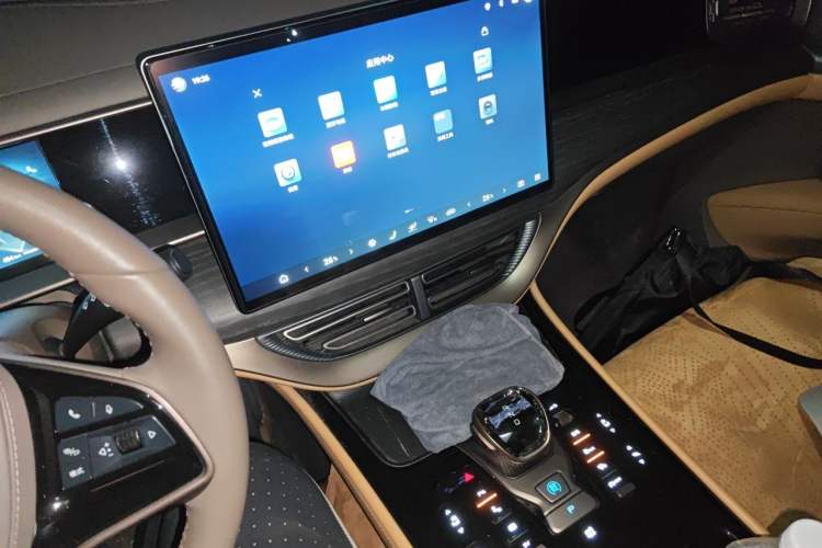 Used Denza D9 2022 DM-i 970 Four-Wheel Drive Prestige Model Audio And AC Panel