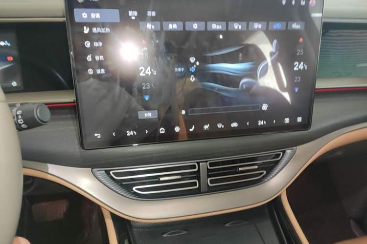 Used Denza D9 2022 DM-i 970 Four-Wheel Drive Flagship Model Audio And AC Panel