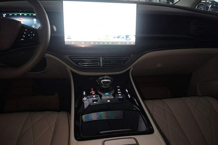 Used Denza D9 2022 DM-i 970 Four-Wheel Drive Flagship Model Audio And AC Panel