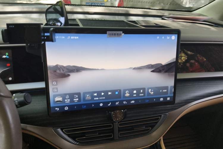 Used Denza D9 2022 DM-i 970 Four-Wheel Drive Flagship Model Audio And AC Panel