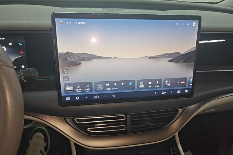Used Denza D9 2022 DM-i 970 Four-Wheel Drive Flagship Model Audio And AC Panel