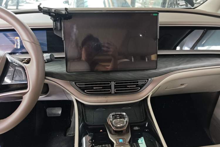 Used Denza D9 2022 DM-i 1040 Prestige Model Audio And AC Panel