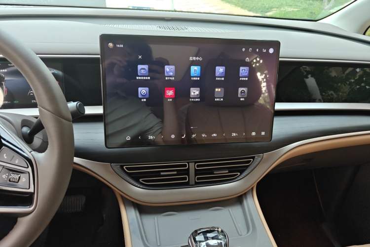 Used Denza D9 2022 DM-i 970 Four-Wheel Drive Prestige Model Audio And AC Panel