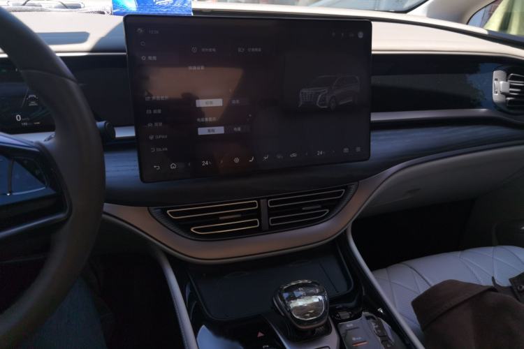 Used Denza D9 2022 DM-i 970 Four-Wheel Drive Flagship Model Audio And AC Panel