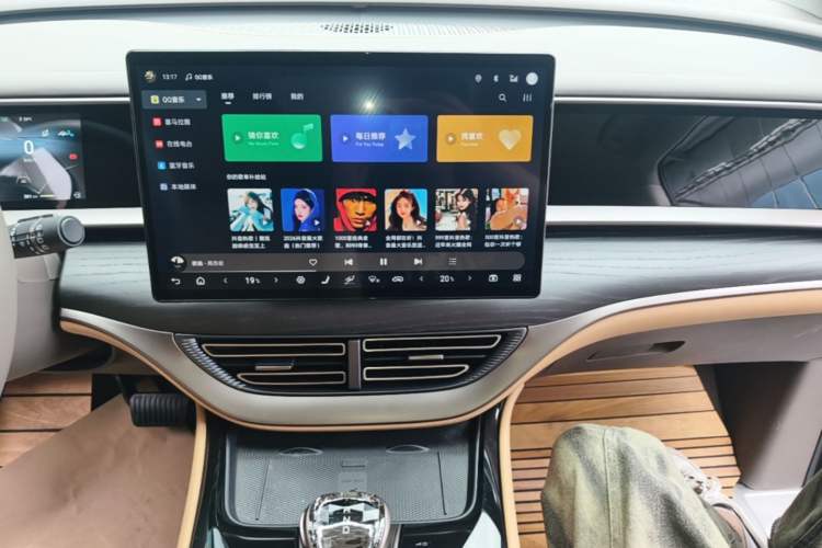 Used Denza D9 2022 DM-i 970 Four-Wheel Drive Flagship Model Audio And AC Panel