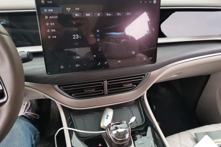 Used Denza D9 2022 DM-i 970 Four-Wheel Drive Flagship Model Audio And AC Panel