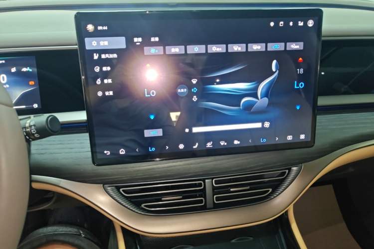 Used Denza D9 2022 DM-i 970 Four-Wheel Drive Flagship Model Audio And AC Panel