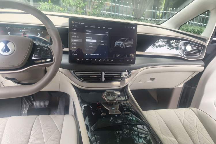 Used Denza D9 2022 DM-i 970 Four-Wheel Drive Flagship Model Audio And AC Panel