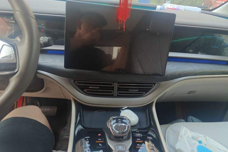 Used Denza D9 2022 DM-i 970 Four-Wheel Drive Prestige Model Audio And AC Panel