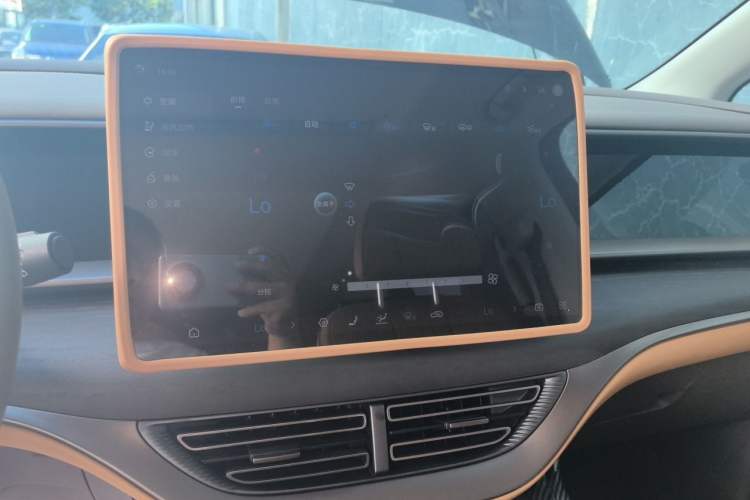 Used Denza D9 2022 DM-i 970 Four-Wheel Drive Prestige Model Audio And AC Panel